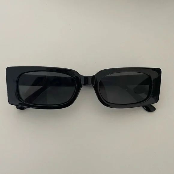 Princess Polly Cahill sunglasses in black - Picture 1 of 3